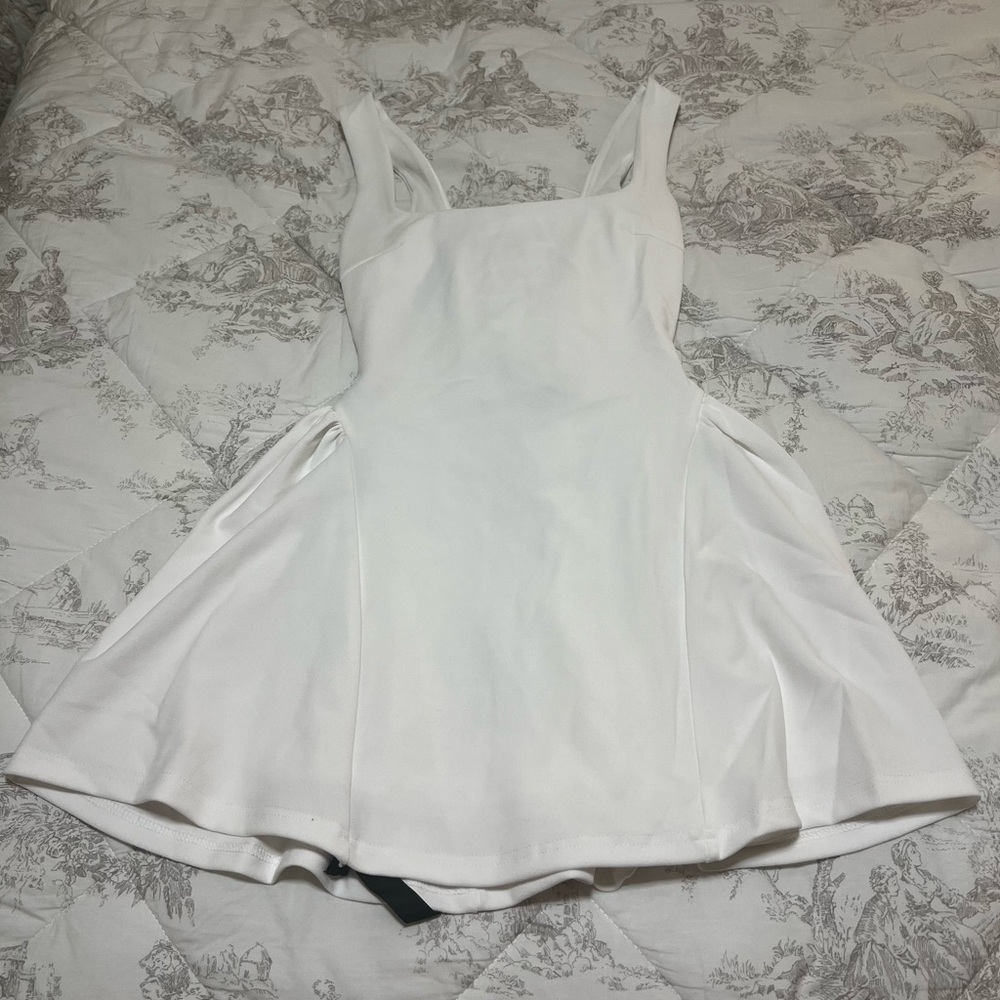 Elegant White Sleeveless Dress